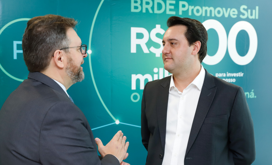Projetos prioritários para o desenvolvimento do Estado contarão com recursos de R$ 300 milhões do Banco Regional de Desenvolvimento Econômico do Extremo Sul (BRDE). O governador Carlos Massa Ratinho Junior e o diretor de Operações da agência paranaense do BRDE, Wilson Bley Lipski, lançaram nesta terça-feira (17) o Promove Sul, um fundo rotativo permanente para o apoio de projetos em diversas áreas.
