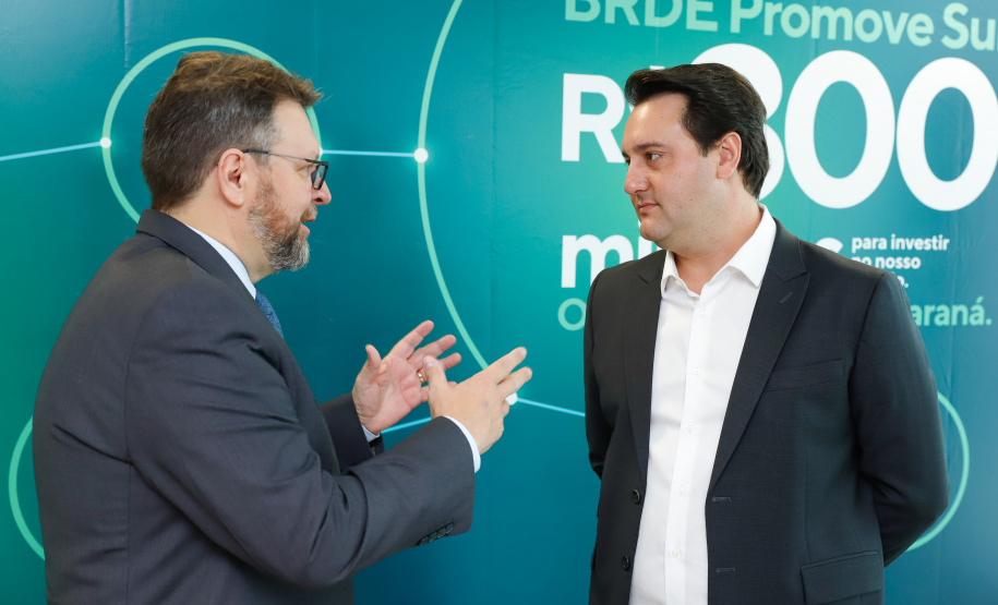 Projetos prioritários para o desenvolvimento do Estado contarão com recursos de R$ 300 milhões do Banco Regional de Desenvolvimento Econômico do Extremo Sul (BRDE). O governador Carlos Massa Ratinho Junior e o diretor de Operações da agência paranaense do BRDE, Wilson Bley Lipski, lançaram nesta terça-feira (17) o Promove Sul, um fundo rotativo permanente para o apoio de projetos em diversas áreas.