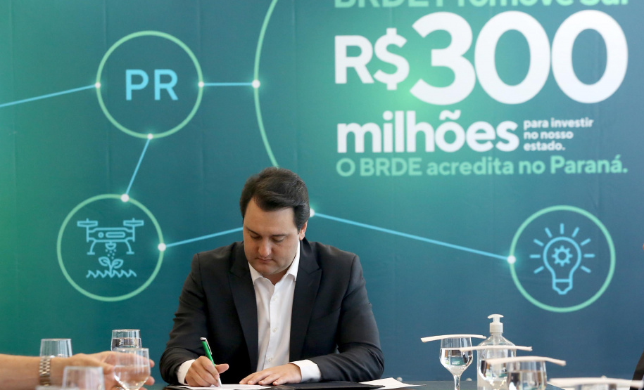 Projetos prioritários para o desenvolvimento do Estado contarão com recursos de R$ 300 milhões do Banco Regional de Desenvolvimento Econômico do Extremo Sul (BRDE). O governador Carlos Massa Ratinho Junior e o diretor de Operações da agência paranaense do BRDE, Wilson Bley Lipski, lançaram nesta terça-feira (17) o Promove Sul, um fundo rotativo permanente para o apoio de projetos em diversas áreas.