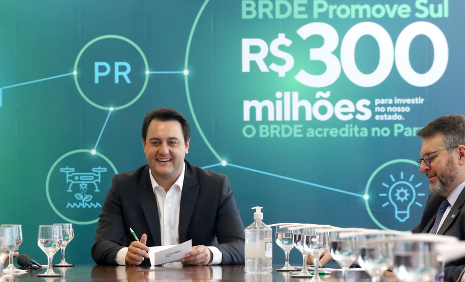 Projetos prioritários para o desenvolvimento do Estado contarão com recursos de R$ 300 milhões do Banco Regional de Desenvolvimento Econômico do Extremo Sul (BRDE). O governador Carlos Massa Ratinho Junior e o diretor de Operações da agência paranaense do BRDE, Wilson Bley Lipski, lançaram nesta terça-feira (17) o Promove Sul, um fundo rotativo permanente para o apoio de projetos em diversas áreas.