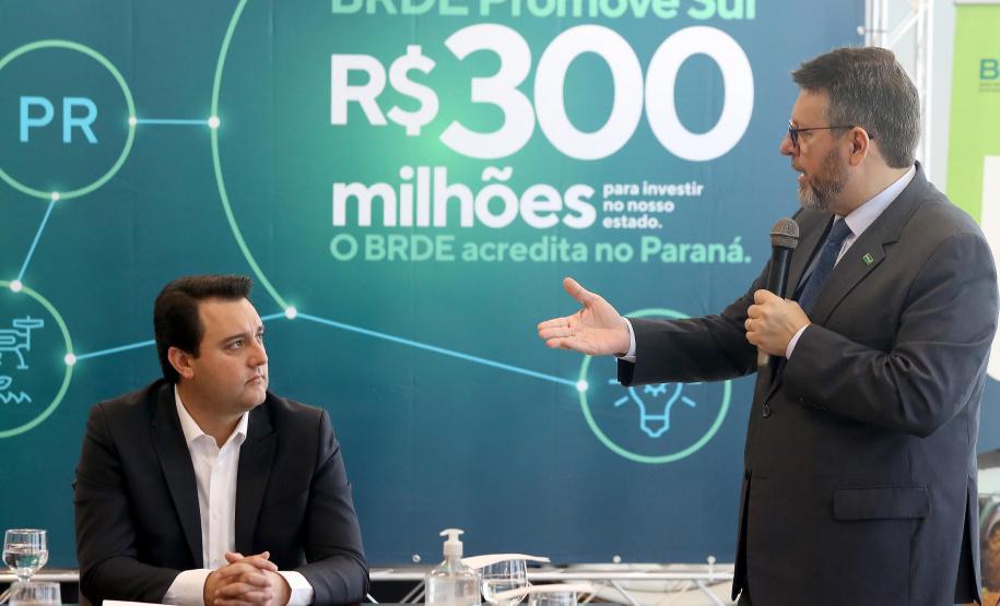 Projetos prioritários para o desenvolvimento do Estado contarão com recursos de R$ 300 milhões do Banco Regional de Desenvolvimento Econômico do Extremo Sul (BRDE). O governador Carlos Massa Ratinho Junior e o diretor de Operações da agência paranaense do BRDE, Wilson Bley Lipski, lançaram nesta terça-feira (17) o Promove Sul, um fundo rotativo permanente para o apoio de projetos em diversas áreas.