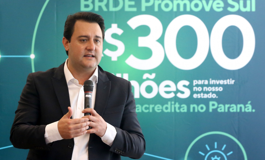 Projetos prioritários para o desenvolvimento do Estado contarão com recursos de R$ 300 milhões do Banco Regional de Desenvolvimento Econômico do Extremo Sul (BRDE). O governador Carlos Massa Ratinho Junior e o diretor de Operações da agência paranaense do BRDE, Wilson Bley Lipski, lançaram nesta terça-feira (17) o Promove Sul, um fundo rotativo permanente para o apoio de projetos em diversas áreas.
