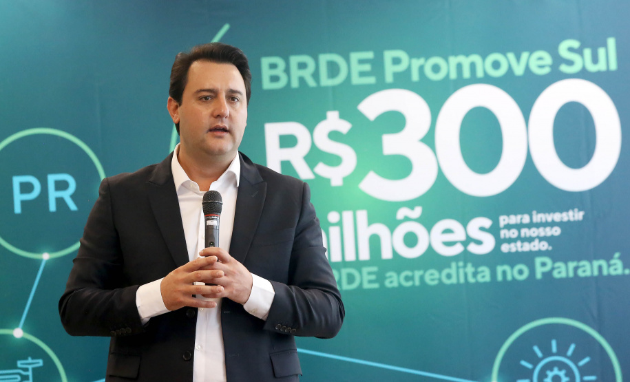 Projetos prioritários para o desenvolvimento do Estado contarão com recursos de R$ 300 milhões do Banco Regional de Desenvolvimento Econômico do Extremo Sul (BRDE). O governador Carlos Massa Ratinho Junior e o diretor de Operações da agência paranaense do BRDE, Wilson Bley Lipski, lançaram nesta terça-feira (17) o Promove Sul, um fundo rotativo permanente para o apoio de projetos em diversas áreas.
