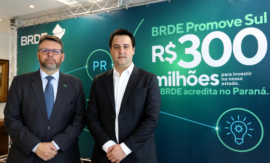 Projetos prioritários para o desenvolvimento do Estado contarão com recursos de R$ 300 milhões do Banco Regional de Desenvolvimento Econômico do Extremo Sul (BRDE). O governador Carlos Massa Ratinho Junior e o diretor de Operações da agência paranaense do BRDE, Wilson Bley Lipski, lançaram nesta terça-feira (17) o Promove Sul, um fundo rotativo permanente para o apoio de projetos em diversas áreas.