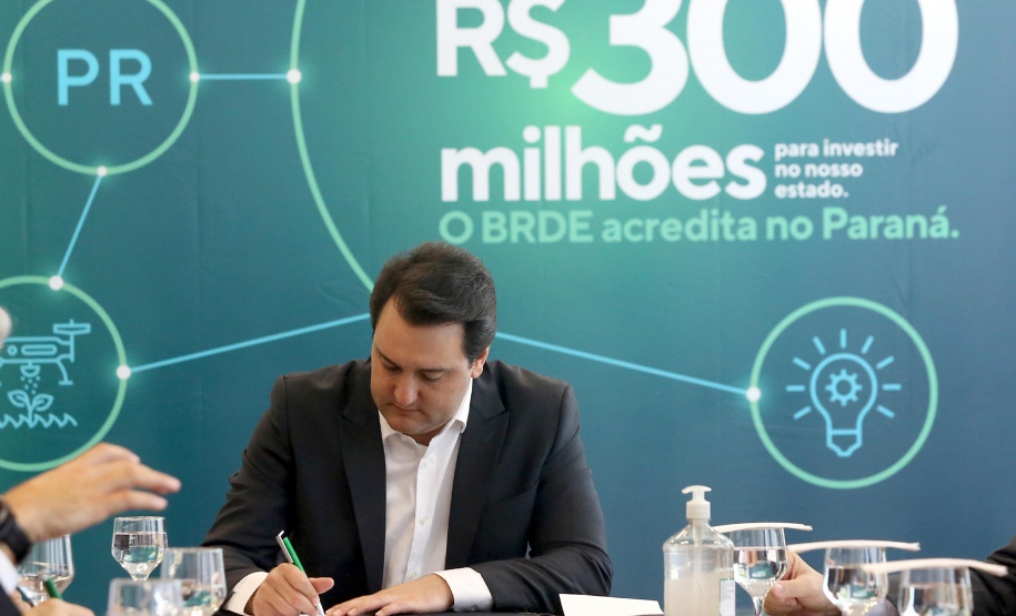 Projetos prioritários para o desenvolvimento do Estado contarão com recursos de R$ 300 milhões do Banco Regional de Desenvolvimento Econômico do Extremo Sul (BRDE). O governador Carlos Massa Ratinho Junior e o diretor de Operações da agência paranaense do BRDE, Wilson Bley Lipski, lançaram nesta terça-feira (17) o Promove Sul, um fundo rotativo permanente para o apoio de projetos em diversas áreas.