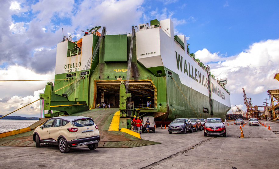 O Porto de Paranaguá chega aos 85 anos, comemorados nesta terça-feira, 17 de março, como o mais eficiente do Brasil. É líder na exportação de óleo vegetal e frango congelado, tem a maior capacidade de movimentação de contêineres do país, ocupa o primeiro lugar em importação de fertilizantes.