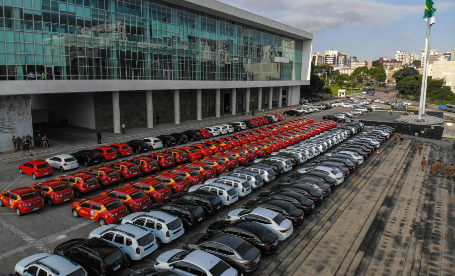 A entrega é parte de um amplo pacote de novos veículos, que atendem a Polícia Militar, a Polícia Civil e o Corpo de Bombeiros. Nesse momento, no entanto, eles vão apoiar ações em conjunto com a sociedade civil para conter a circulação do novo coronavírus (Covid-19).

Foto: Gilson Abreu/AEN