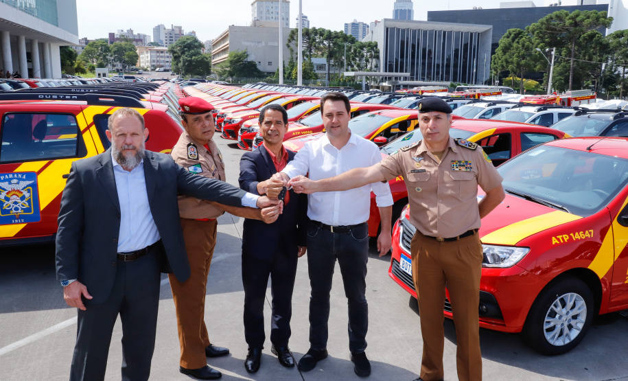 A entrega é parte de um amplo pacote de novos veículos, que atendem a Polícia Militar, a Polícia Civil e o Corpo de Bombeiros. Nesse momento, no entanto, eles vão apoiar ações em conjunto com a sociedade civil para conter a circulação do novo coronavírus (Covid-19).