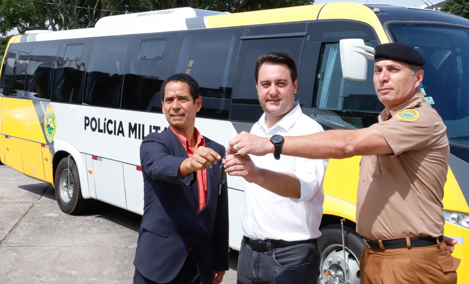 A entrega é parte de um amplo pacote de novos veículos, que atendem a Polícia Militar, a Polícia Civil e o Corpo de Bombeiros. Nesse momento, no entanto, eles vão apoiar ações em conjunto com a sociedade civil para conter a circulação do novo coronavírus (Covid-19).