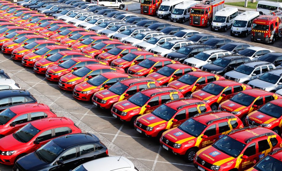 A entrega é parte de um amplo pacote de novos veículos, que atendem a Polícia Militar, a Polícia Civil e o Corpo de Bombeiros. Nesse momento, no entanto, eles vão apoiar ações em conjunto com a sociedade civil para conter a circulação do novo coronavírus (Covid-19).