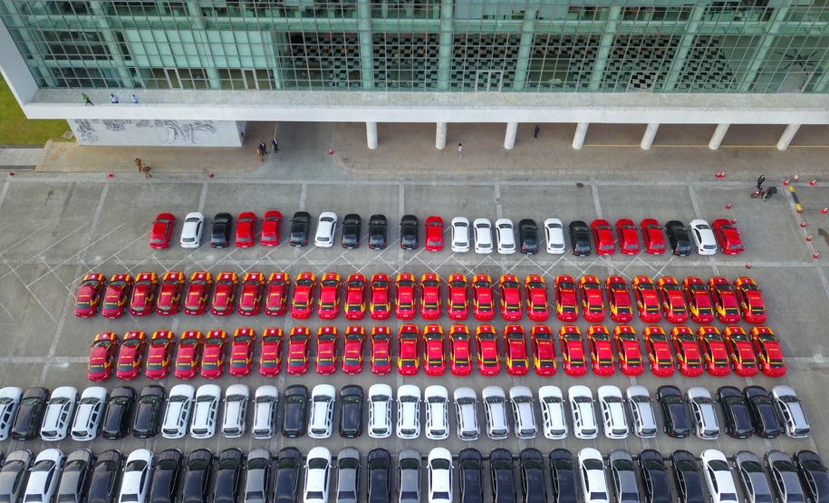 A entrega é parte de um amplo pacote de novos veículos, que atendem a Polícia Militar, a Polícia Civil e o Corpo de Bombeiros. Nesse momento, no entanto, eles vão apoiar ações em conjunto com a sociedade civil para conter a circulação do novo coronavírus (Covid-19).

Foto: José Fernando Ogura/AEN