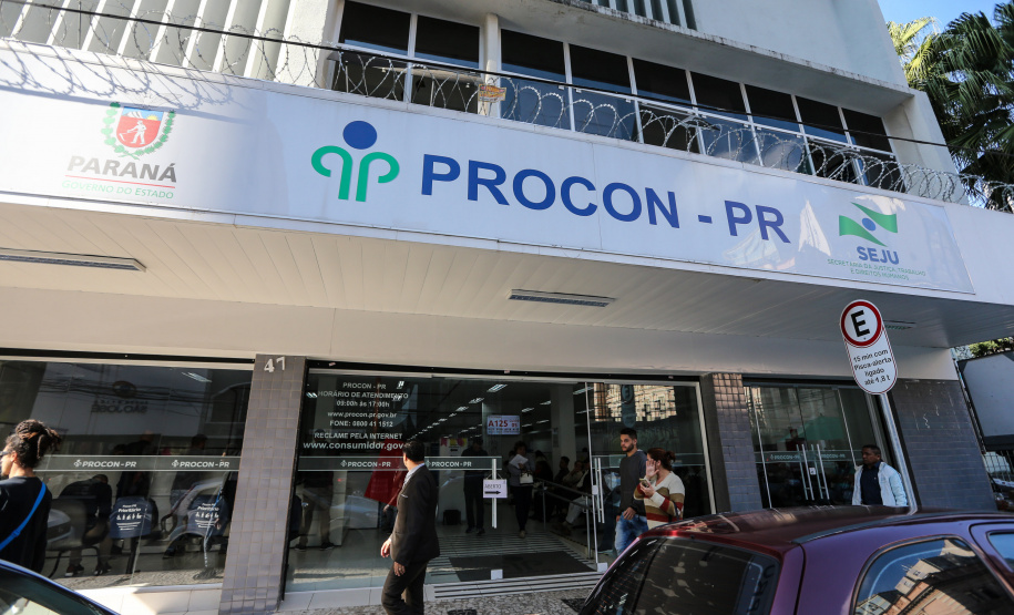 Para evitar aglomerações de pessoas sem afetar os serviços, muitos órgãos estão fazendo atendimento remoto, virtual ou por agendamento. O portal e o aplicativo do PIÁ – Paraná Inteligência Artificial ( www.pia.pr.gov.br ) também oferecem uma série de serviços personalizados ao cidadão.