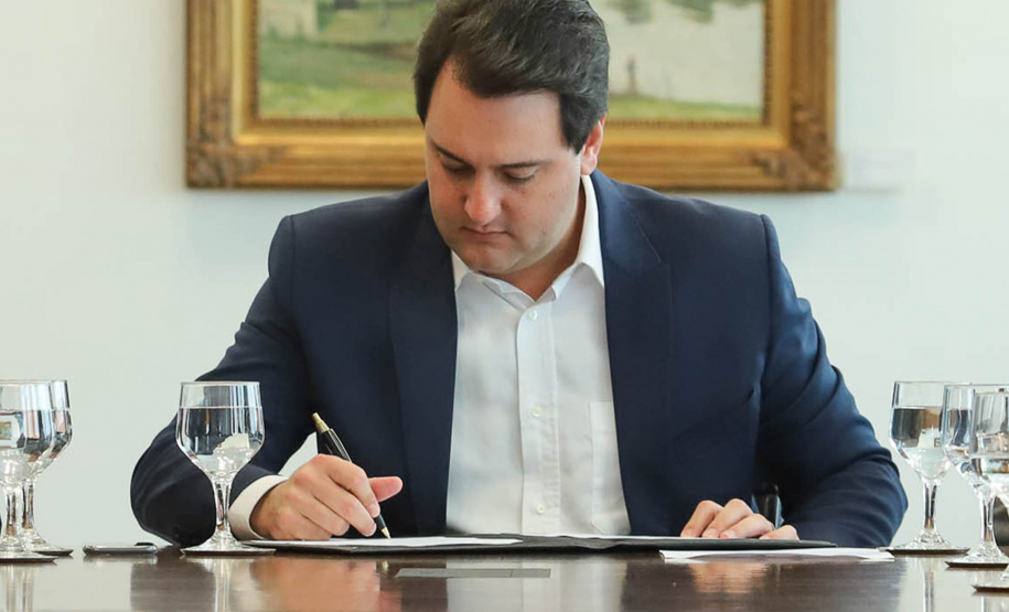 Texto equipara escolas públicas e privadas, com a suspensão das aulas a partir da próxima sexta-feira (20). Medida é considerada essencial para evitar a proliferação do coronavírus no Paraná.