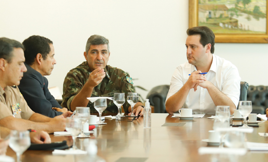 Uma série de iniciativas foram apresentadas ao governador durante reunião com equipes do Estado nesta quarta-feira, no Palácio Iguaçu. As medidas passam por avaliação do aspecto legal e devem ser divulgadas o mais breve possível.