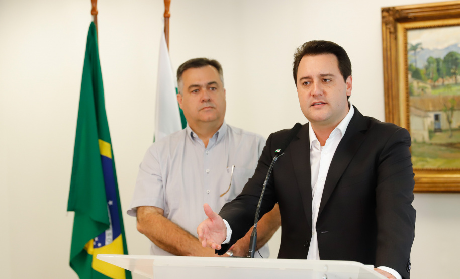 O governador Carlos Massa Ratinho Junior assinou nesta quarta-feira (18) quatro novos decretos relacionados ao enfrentamento do novo coronavírus no Estado