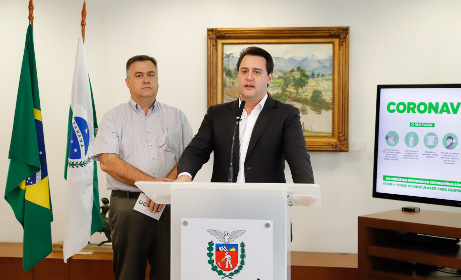 O governador Carlos Massa Ratinho Junior assinou nesta quarta-feira (18) quatro novos decretos relacionados ao enfrentamento do novo coronavírus no Estado