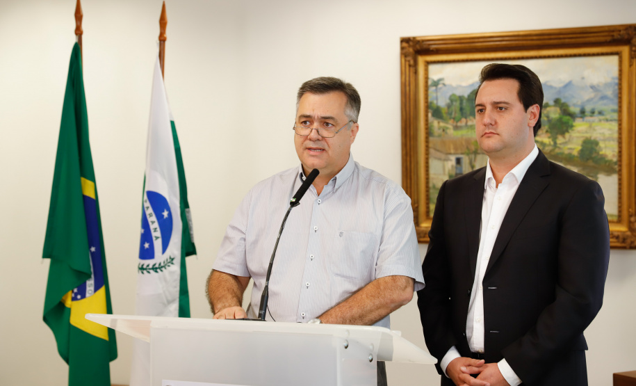 O governador Carlos Massa Ratinho Junior assinou nesta quarta-feira (18) quatro novos decretos relacionados ao enfrentamento do novo coronavírus no Estado