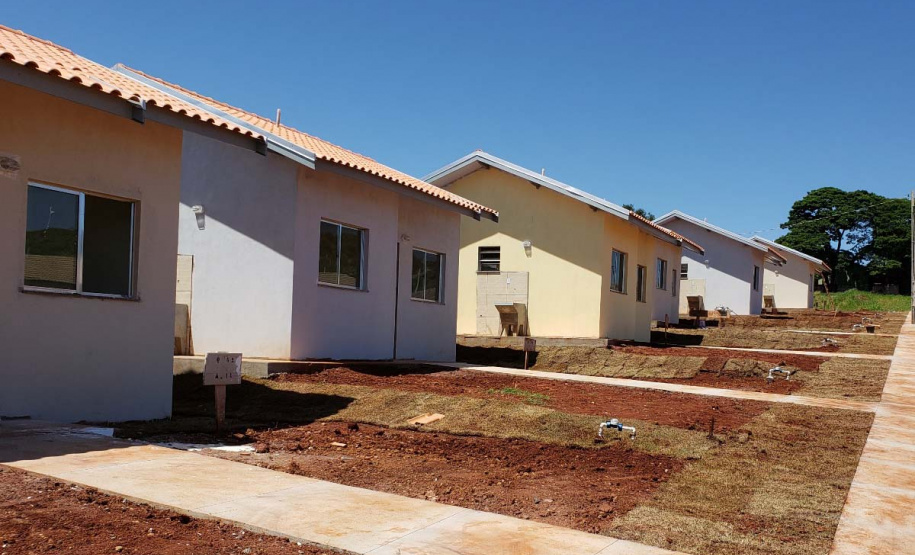 Famílias de Quinta do Sol recebem chaves da casa própria. Foto: Cohapar