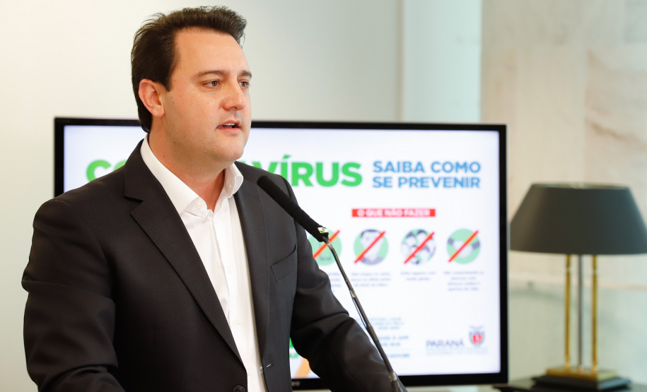 O governador Carlos Massa Ratinho Junior anunciou a proibição da entrada no Paraná de linhas de ônibus interestaduais com origem no Rio de Janeiro, São Paulo, Bahia e Distrito Federal. Em pronunciamento nesta quarta-feira (18), Ratinho Junior afirmou que o Estado está solicitando à Infraero a restrição de voos com partidas desses mesmos estados. A medida preventiva busca diminuir a circulação do coronavírus no Estado. Foto: RODRIGO FELIX LEAL