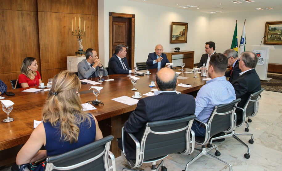 O Governador Carlos Massa Ratinho Junior recebe nesta quinta-feira (19),  representantes do Tribunal de Contas, Ministério Publico, Assembléia Legislativa e secretários de Estado para reunião de efeitos da Pandemia no Estado,  Curitiba, 19/03/2020 - Foto: Geraldo Bubniak/AEN