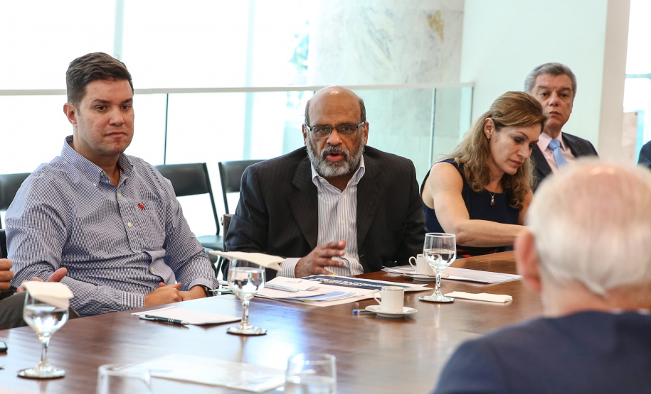 O Governador Carlos Massa Ratinho Junior recebe nesta quinta-feira (19),  representantes do Tribunal de Contas, Ministério Publico, Assembléia Legislativa e secretários de Estado para reunião de efeitos da Pandemia no Estado,  Curitiba, 19/03/2020 - Foto: Geraldo Bubniak/AEN