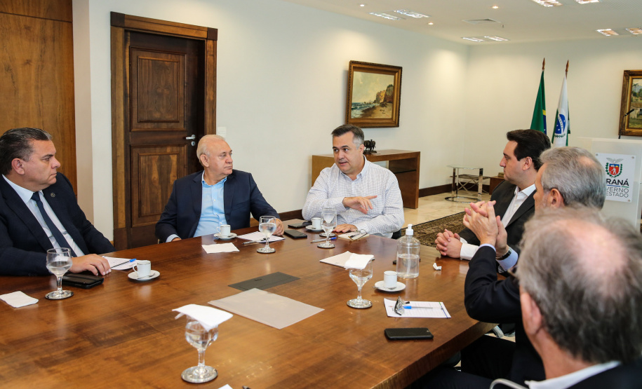 O Governador Carlos Massa Ratinho Junior recebe nesta quinta-feira (19),  representantes do Tribunal de Contas, Ministério Publico, Assembléia Legislativa e secretários de Estado para reunião de efeitos da Pandemia no Estado,  Curitiba, 19/03/2020 - Foto: Geraldo Bubniak/AEN