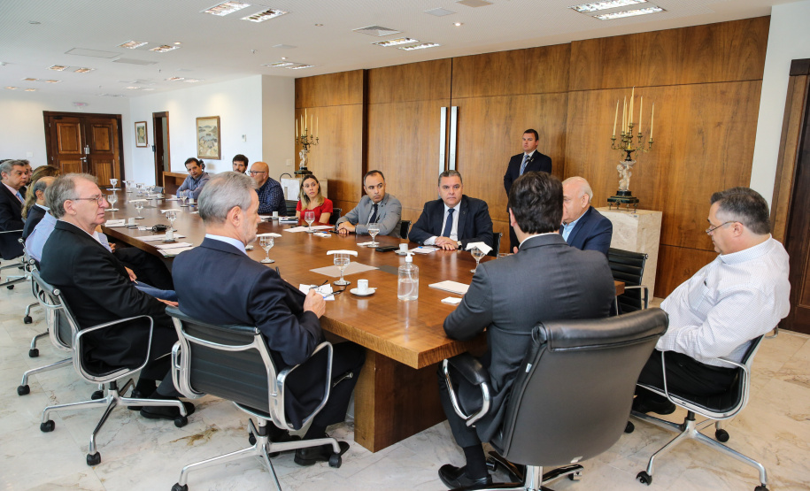 O Governador Carlos Massa Ratinho Junior recebe nesta quinta-feira (19),  representantes do Tribunal de Contas, Ministério Publico, Assembléia Legislativa e secretários de Estado para reunião de efeitos da Pandemia no Estado,  Curitiba, 19/03/2020 - Foto: Geraldo Bubniak/AEN