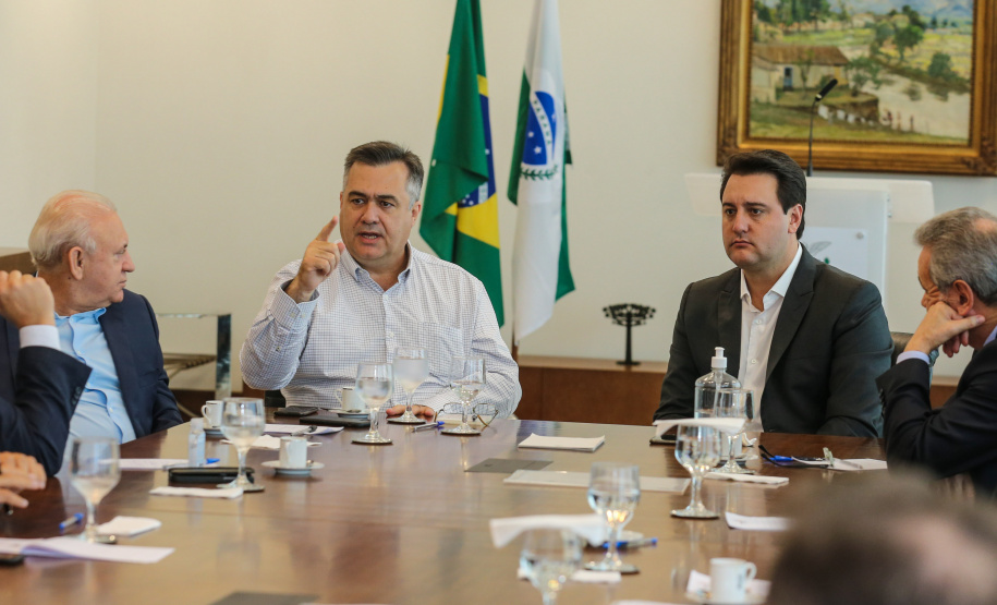O Governador Carlos Massa Ratinho Junior recebe nesta quinta-feira (19),  representantes do Tribunal de Contas, Ministério Publico, Assembléia Legislativa e secretários de Estado para reunião de efeitos da Pandemia no Estado,  Curitiba, 19/03/2020 - Foto: Geraldo Bubniak/AEN