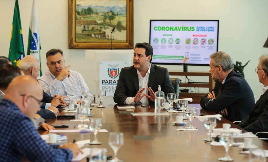 O Governador Carlos Massa Ratinho Junior recebe nesta quinta-feira (19),  representantes do Tribunal de Contas, Ministério Publico, Assembléia Legislativa e secretários de Estado para reunião de efeitos da Pandemia no Estado,  Curitiba, 19/03/2020 - Foto: Geraldo Bubniak/AEN