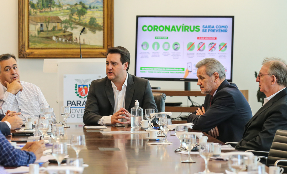 O Governador Carlos Massa Ratinho Junior recebe nesta quinta-feira (19),  representantes do Tribunal de Contas, Ministério Publico, Assembléia Legislativa e secretários de Estado para reunião de efeitos da Pandemia no Estado,  Curitiba, 19/03/2020 - Foto: Geraldo Bubniak/AEN