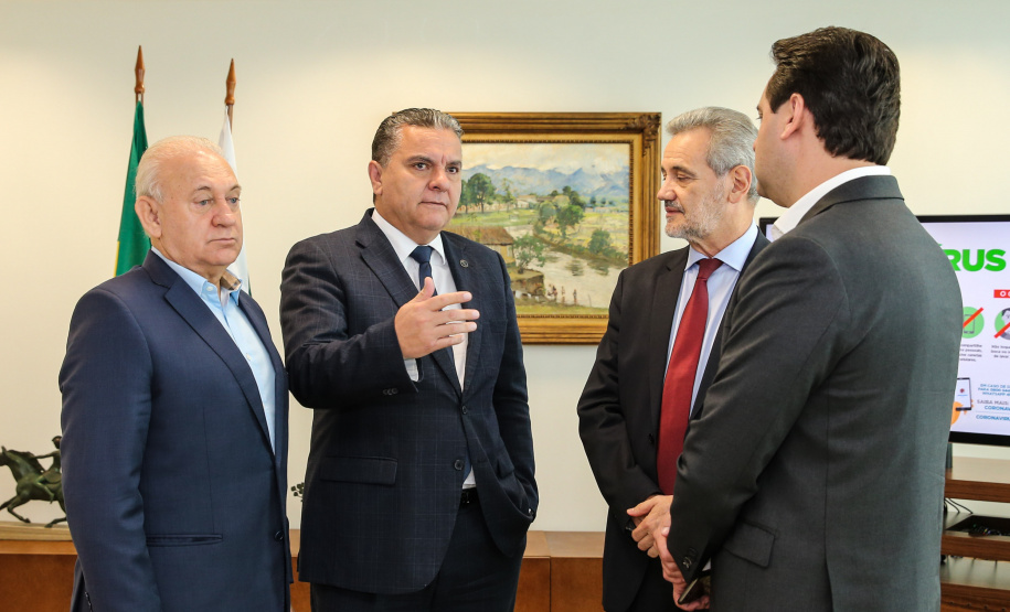 O Governador Carlos Massa Ratinho Junior recebe nesta quinta-feira (19),  representantes do Tribunal de Contas, Ministério Publico, Assembléia Legislativa e secretários de Estado para reunião de efeitos da Pandemia no Estado,  Curitiba, 19/03/2020 - Foto: Geraldo Bubniak/AEN