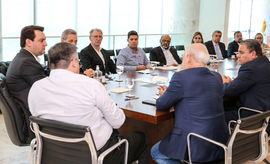 O Governador Carlos Massa Ratinho Junior recebe nesta quinta-feira (19),  representantes do Tribunal de Contas, Ministério Publico, Assembléia Legislativa e secretários de Estado para reunião de efeitos da Pandemia no Estado,  Curitiba, 19/03/2020 - Foto: Geraldo Bubniak/AEN
