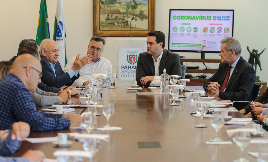 O Governador Carlos Massa Ratinho Junior recebe nesta quinta-feira (19),  representantes do Tribunal de Contas, Ministério Publico, Assembléia Legislativa e secretários de Estado para reunião de efeitos da Pandemia no Estado,  Curitiba, 19/03/2020 - Foto: Geraldo Bubniak/AEN