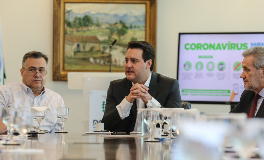 O Governador Carlos Massa Ratinho Junior recebe nesta quinta-feira (19),  representantes do Tribunal de Contas, Ministério Publico, Assembléia Legislativa e secretários de Estado para reunião de efeitos da Pandemia no Estado,  Curitiba, 19/03/2020 - Foto: Geraldo Bubniak/AEN
