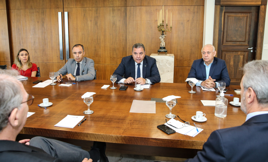 O Governador Carlos Massa Ratinho Junior recebe nesta quinta-feira (19),  representantes do Tribunal de Contas, Ministério Publico, Assembléia Legislativa e secretários de Estado para reunião de efeitos da Pandemia no Estado,  Curitiba, 19/03/2020 - Foto: Geraldo Bubniak/AEN