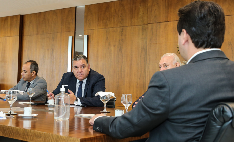 O Governador Carlos Massa Ratinho Junior recebe nesta quinta-feira (19),  representantes do Tribunal de Contas, Ministério Publico, Assembléia Legislativa e secretários de Estado para reunião de efeitos da Pandemia no Estado,  Curitiba, 19/03/2020 - Foto: Geraldo Bubniak/AEN
