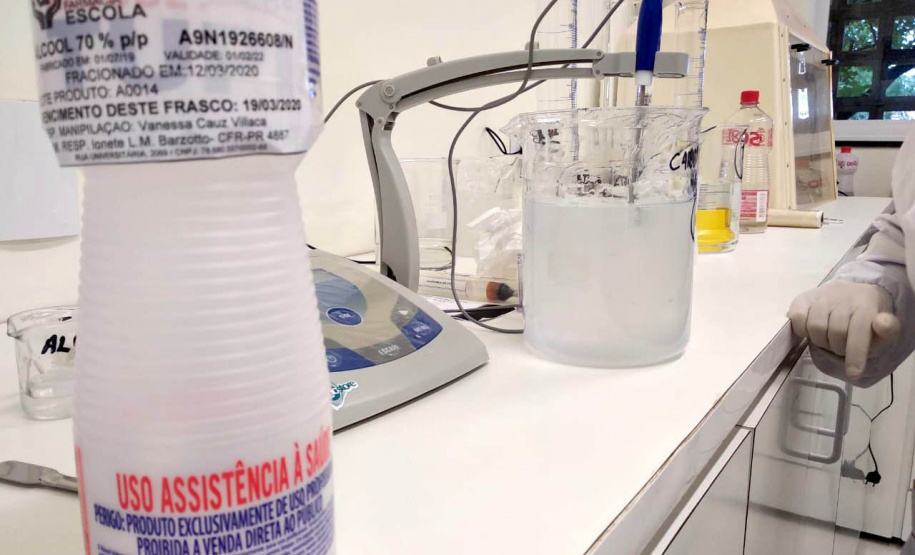 Universidades Estaduais aumentam produção de álcool em gel para combater a proliferação do novo Coronavírus
Foto: SETI