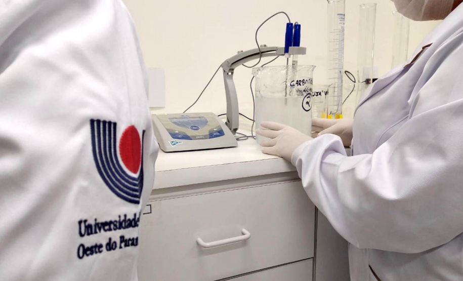 Universidades Estaduais aumentam produção de álcool em gel para combater a proliferação do novo Coronavírus
Foto: SETI