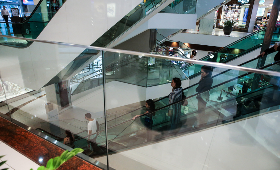 Medida foi adotada por decreto emitido nesta quinta-feira (19) e vale por tempo indeterminado. Também há recomendação para que bares e restaurantes fechem as portas até meia-noite. Ações se somam a outras iniciativas para evitar a propagação do novo coronavírus.