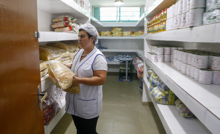 Alimentos da merenda serão distribuídos aos beneficiários do Bolsa Família.Foto Gilson Abreu/AEN