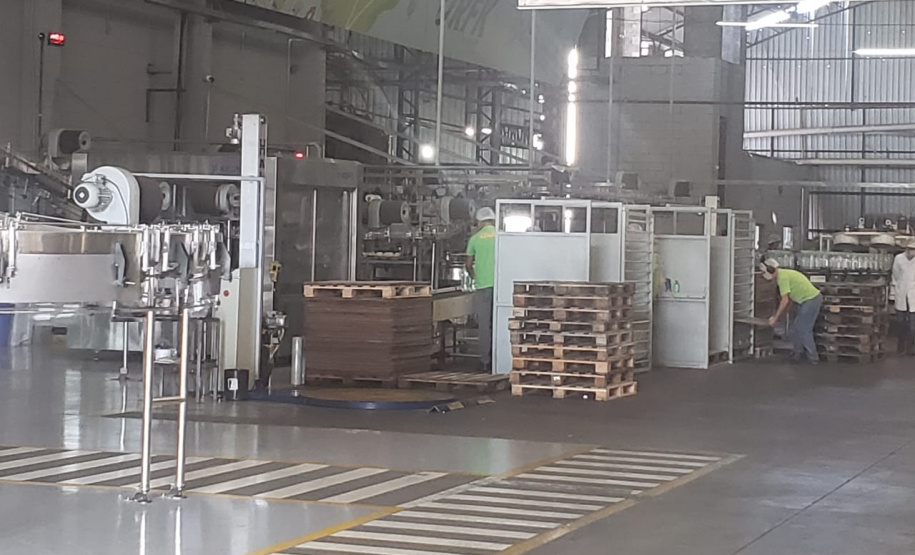 Estado recebe doação e vai distribuir 52 mil litros de álcool a entidades. Foto: Defesa Civil