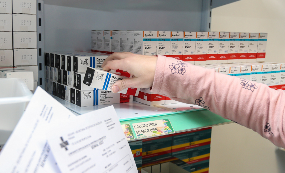 Secretaria de Saúde vai adotar de um novo sistema de entrega de medicamentos pelas farmácias do Estado aos usuários. O objetivo é evitar as filas e a saída de pessoas do isolamento social, além de reforçar os cuidados contra a circulação do novo coronavírus (Covid-19), seguindo as determinações do Ministério da Saúde e da Organização Mundial da Saúde (OMS).Foto: Geraldo Bubniak/AEN