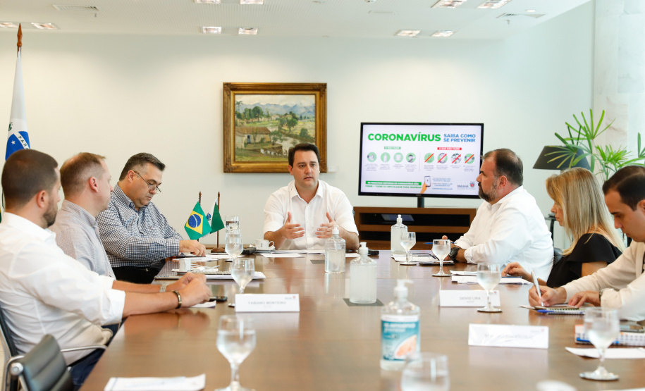 O Governo do Estado está alinhando com as emissoras e meios de comunicação do Paraná a divulgação das notícias sobre o novo coronavírus. O governador Carlos Massa Ratinho Junior recebeu nesta sexta-feira (20) chefes de reportagem e proprietários de veículos para alinhar as informações e destacar a colaboração da imprensa no papel de manter a população bem informada sobre a evolução e as medidas de contenção do Covid-19.