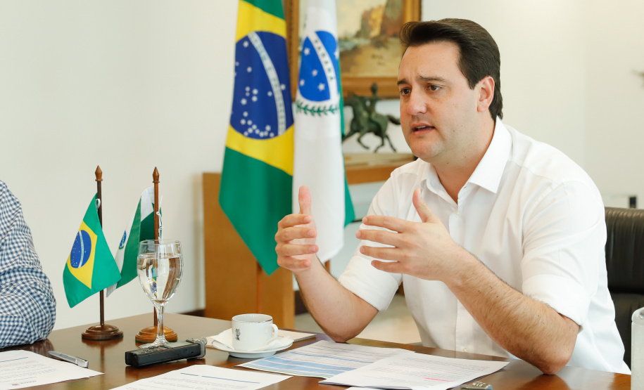 O Governo do Estado está alinhando com as emissoras e meios de comunicação do Paraná a divulgação das notícias sobre o novo coronavírus. O governador Carlos Massa Ratinho Junior recebeu nesta sexta-feira (20) chefes de reportagem e proprietários de veículos para alinhar as informações e destacar a colaboração da imprensa no papel de manter a população bem informada sobre a evolução e as medidas de contenção do Covid-19.