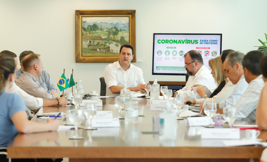 O Governo do Estado está alinhando com as emissoras e meios de comunicação do Paraná a divulgação das notícias sobre o novo coronavírus. O governador Carlos Massa Ratinho Junior recebeu nesta sexta-feira (20) chefes de reportagem e proprietários de veículos para alinhar as informações e destacar a colaboração da imprensa no papel de manter a população bem informada sobre a evolução e as medidas de contenção do Covid-19.