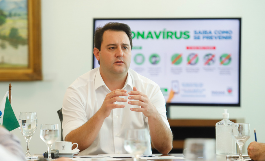 O Governo do Estado está alinhando com as emissoras e meios de comunicação do Paraná a divulgação das notícias sobre o novo coronavírus. O governador Carlos Massa Ratinho Junior recebeu nesta sexta-feira (20) chefes de reportagem e proprietários de veículos para alinhar as informações e destacar a colaboração da imprensa no papel de manter a população bem informada sobre a evolução e as medidas de contenção do Covid-19.