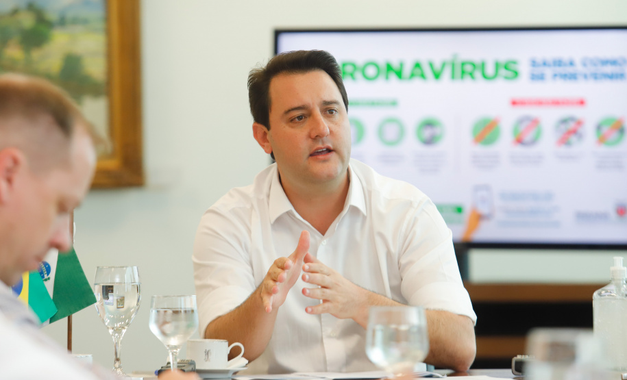 O Governo do Estado está alinhando com as emissoras e meios de comunicação do Paraná a divulgação das notícias sobre o novo coronavírus. O governador Carlos Massa Ratinho Junior recebeu nesta sexta-feira (20) chefes de reportagem e proprietários de veículos para alinhar as informações e destacar a colaboração da imprensa no papel de manter a população bem informada sobre a evolução e as medidas de contenção do Covid-19.