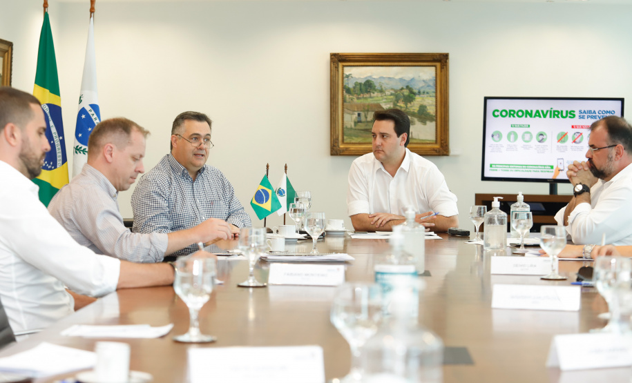 O Governo do Estado está alinhando com as emissoras e meios de comunicação do Paraná a divulgação das notícias sobre o novo coronavírus. O governador Carlos Massa Ratinho Junior recebeu nesta sexta-feira (20) chefes de reportagem e proprietários de veículos para alinhar as informações e destacar a colaboração da imprensa no papel de manter a população bem informada sobre a evolução e as medidas de contenção do Covid-19.