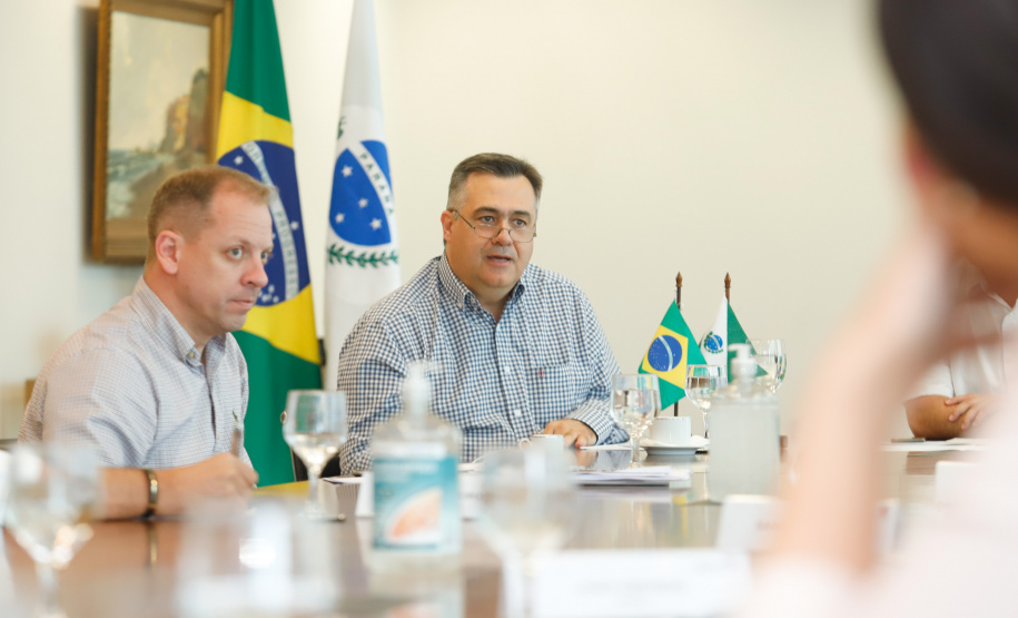 O Governo do Estado está alinhando com as emissoras e meios de comunicação do Paraná a divulgação das notícias sobre o novo coronavírus. O governador Carlos Massa Ratinho Junior recebeu nesta sexta-feira (20) chefes de reportagem e proprietários de veículos para alinhar as informações e destacar a colaboração da imprensa no papel de manter a população bem informada sobre a evolução e as medidas de contenção do Covid-19.