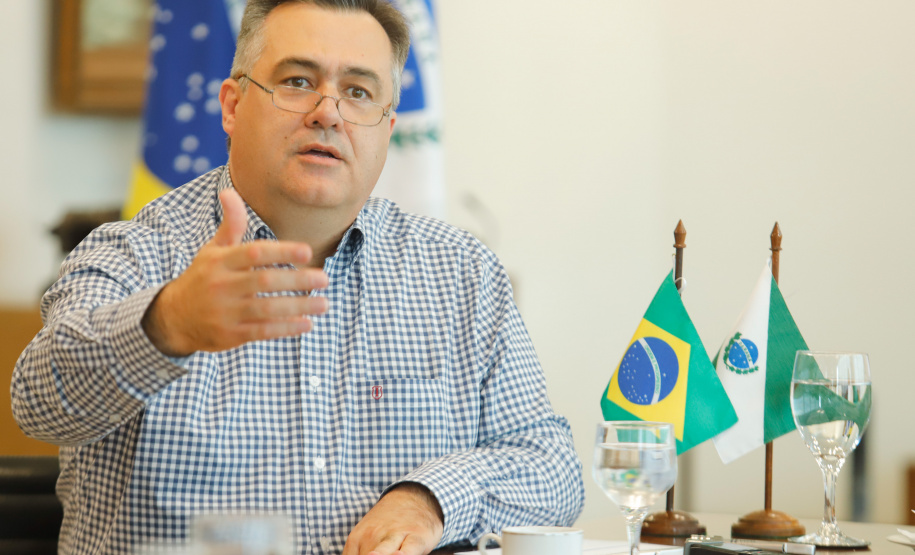 O Governo do Estado está alinhando com as emissoras e meios de comunicação do Paraná a divulgação das notícias sobre o novo coronavírus. O governador Carlos Massa Ratinho Junior recebeu nesta sexta-feira (20) chefes de reportagem e proprietários de veículos para alinhar as informações e destacar a colaboração da imprensa no papel de manter a população bem informada sobre a evolução e as medidas de contenção do Covid-19.
